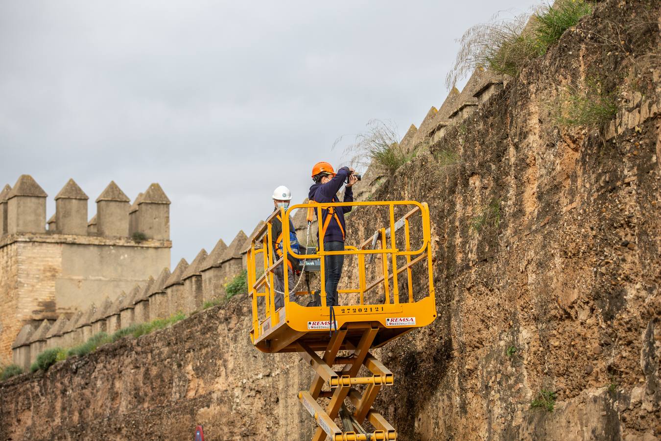 Primera fase de los trabajos de restauración de la muralla de la Macarena