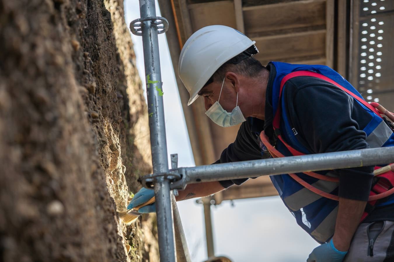 Primera fase de los trabajos de restauración de la muralla de la Macarena