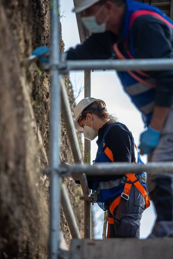 Primera fase de los trabajos de restauración de la muralla de la Macarena