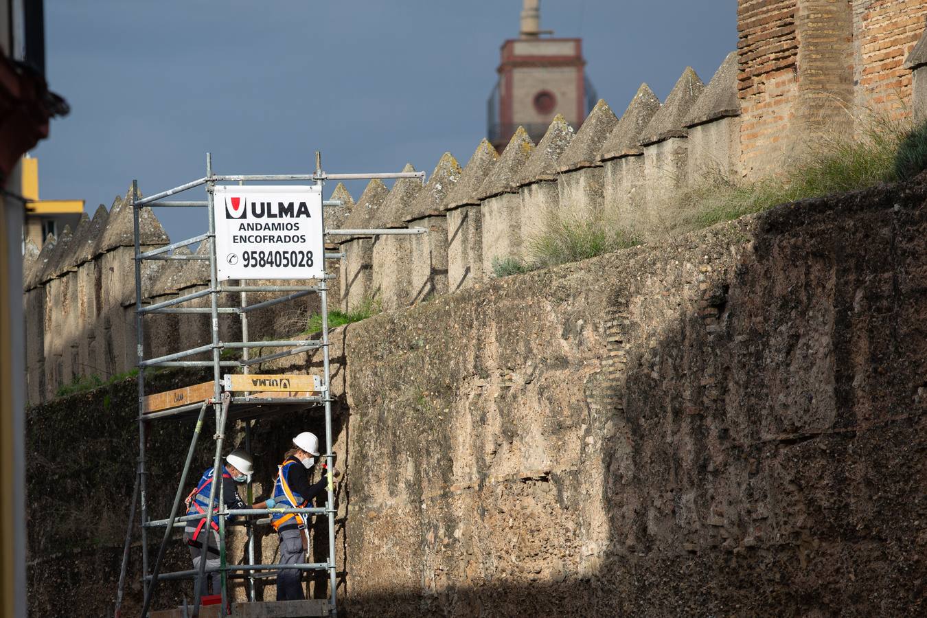 Primera fase de los trabajos de restauración de la muralla de la Macarena