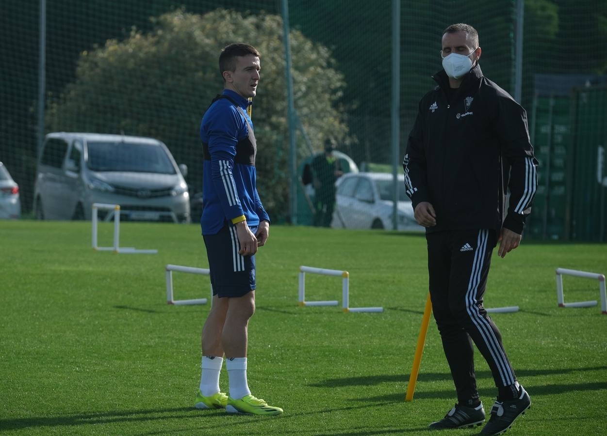 FOTOS: El Cádiz CF ya entrena con sus dos nuevos refuerzos