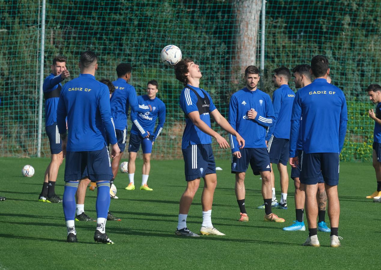 FOTOS: El Cádiz CF ya entrena con sus dos nuevos refuerzos