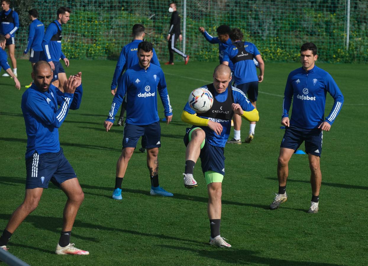 FOTOS: El Cádiz CF ya entrena con sus dos nuevos refuerzos