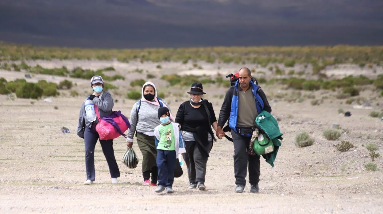 La odisea de los emigrantes venezolanos para cruzar la frontera entre Bolivia y Chile