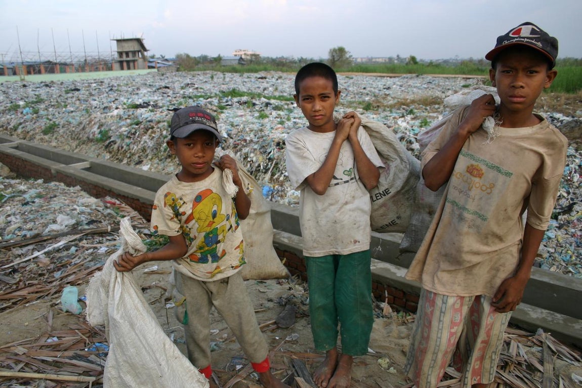 Además de ser uno de los países más pobres del mundo, el miedo estaba tan inculcado que los birmanos, como si fuera un acto reflejo, encogían el cuello y miraban a izquierda y derecha antes de susurrar sus críticas a la Junta militar. 