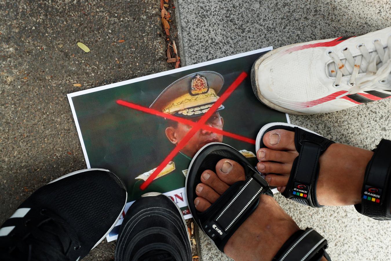 Un grupo de ciudadanos birmanos pisotea una fotografía del líder militar Min Aung Hlaing para expresar su rechazo al golpe de Estado. La fotografía fue tomada en Bangkok. 