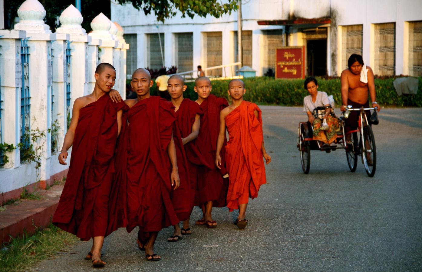 Los venerados monjes, que en 2007 habían protagonizado la «Revuelta Azafrán», son una de las principales fuerzas sociales en este país donde el 90 por ciento de la población es budista. 