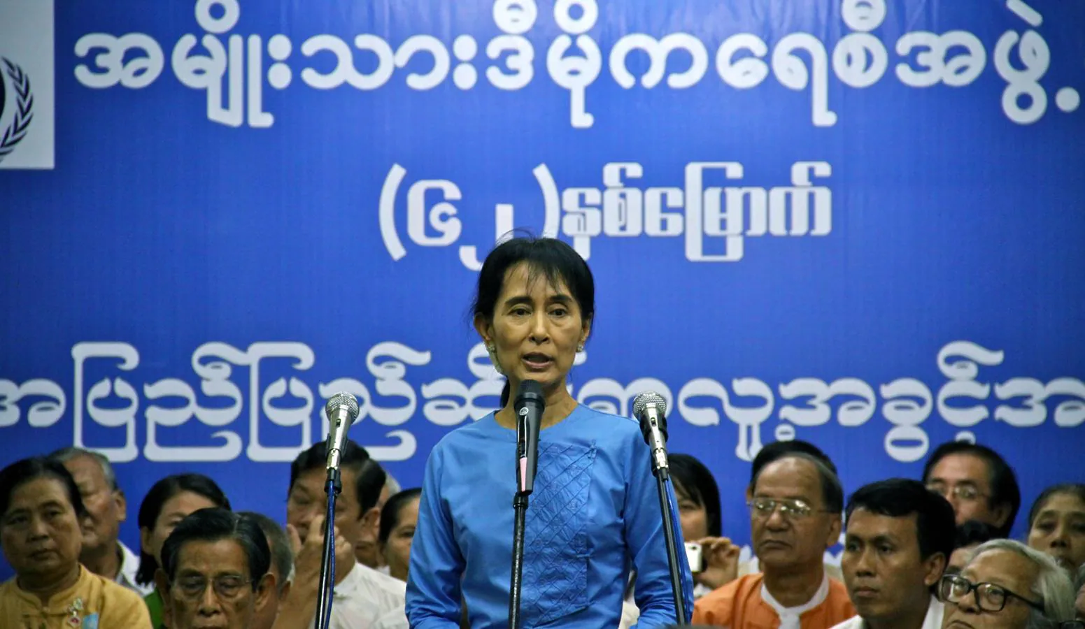 Nada más ser liberada, Aung San Suu Kyi concedió una entrevista a ABC en la que se mostraba convencida de que vería la democracia en Birmania, pero no ocultaba su pragmatismo para mantener buenas relaciones con regímenes autoritarios como el chino. 