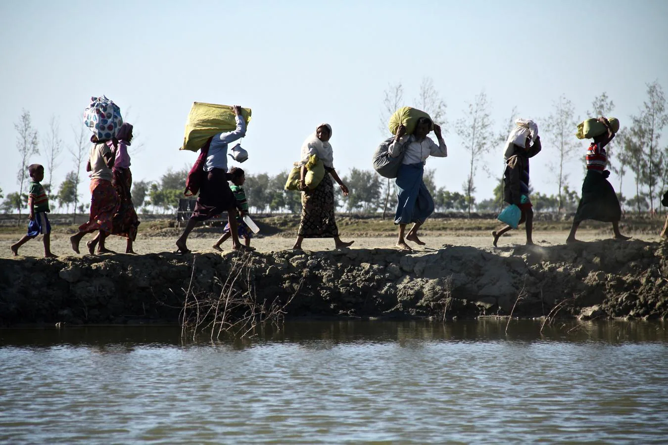 En 2017, más de 700.000 refugiados rohingyas huyeron al vecino Bangladés por los ataques contra sus pueblos del Ejército birmano, calificados de «limpieza étnica» por la ONU. 