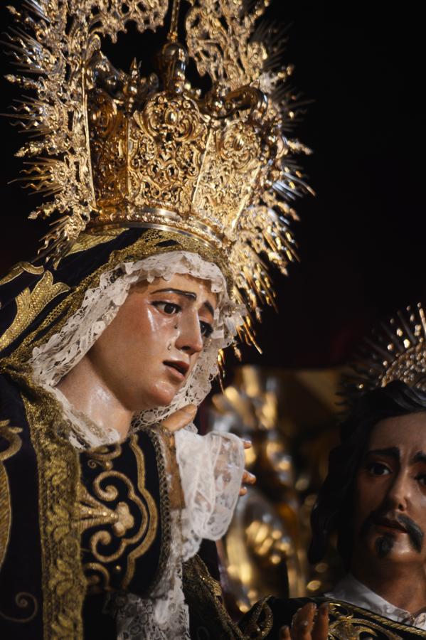 La Virgen de la Amargura, en el altar mayor de San Juan de la Palma