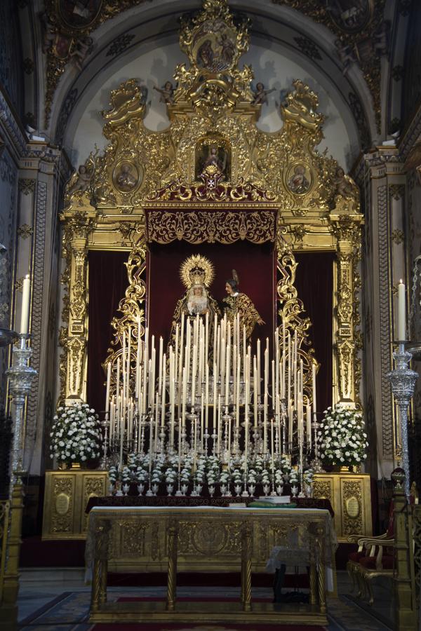 La Virgen de la Amargura, en el altar mayor de San Juan de la Palma