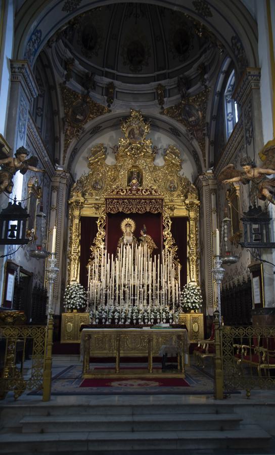 La Virgen de la Amargura, en el altar mayor de San Juan de la Palma