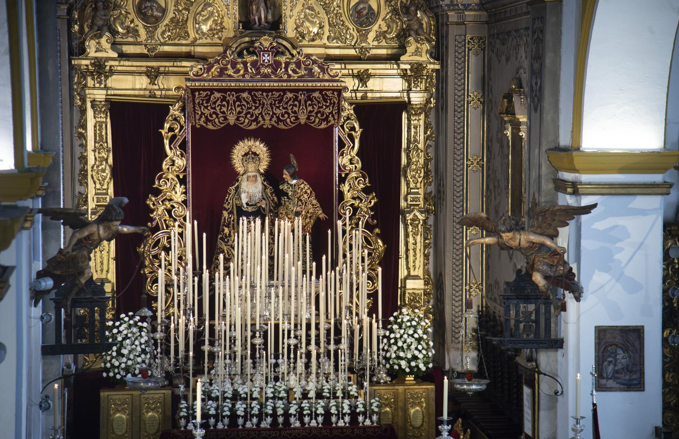 La Virgen de la Amargura, en el altar mayor de San Juan de la Palma