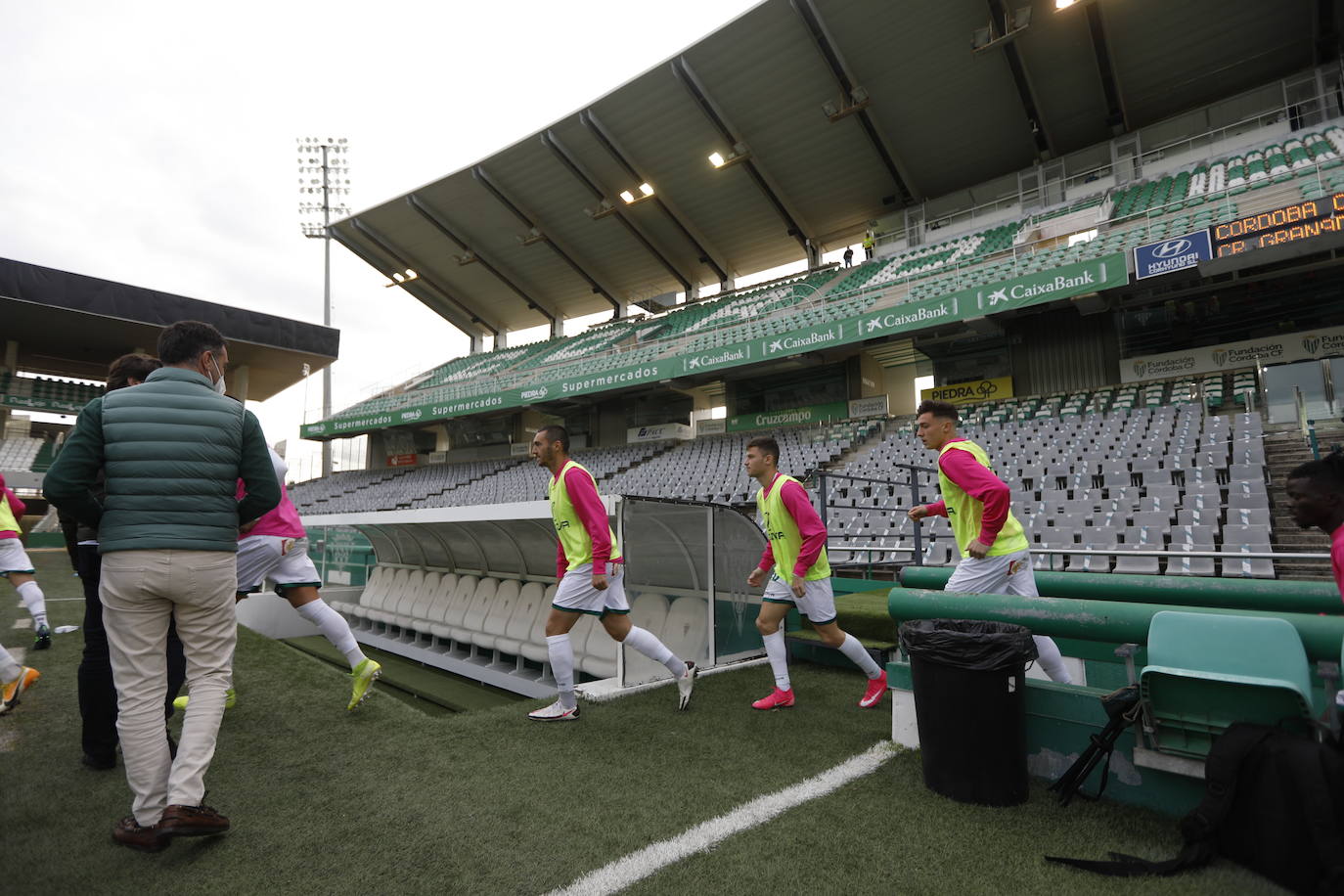 El gélido ambiente del Córdoba CF - Recreativo Granada a puerta cerrada, en imágenes