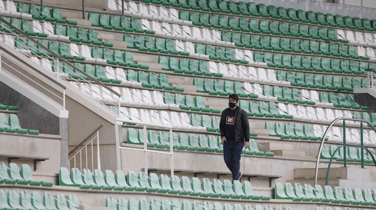 El gélido ambiente del Córdoba CF - Recreativo Granada a puerta cerrada, en imágenes