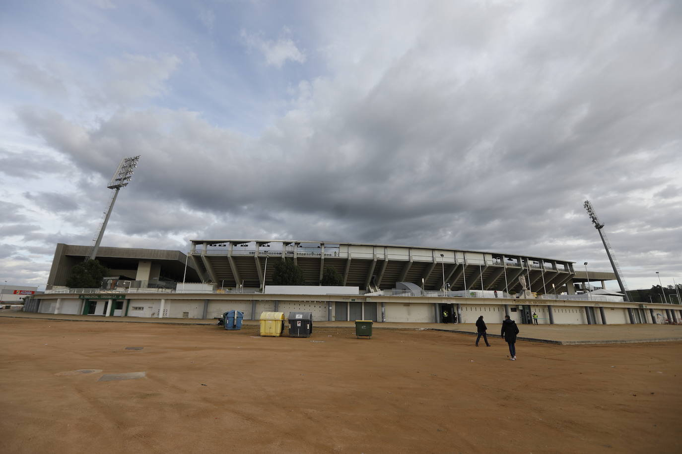 El gélido ambiente del Córdoba CF - Recreativo Granada a puerta cerrada, en imágenes