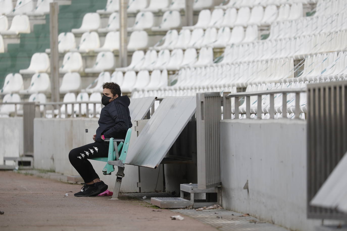 El gélido ambiente del Córdoba CF - Recreativo Granada a puerta cerrada, en imágenes