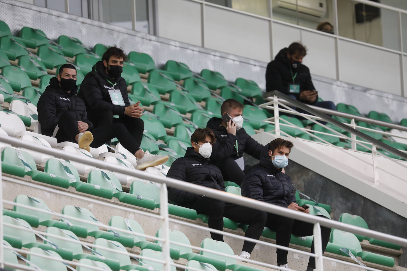 El gélido ambiente del Córdoba CF - Recreativo Granada a puerta cerrada, en imágenes