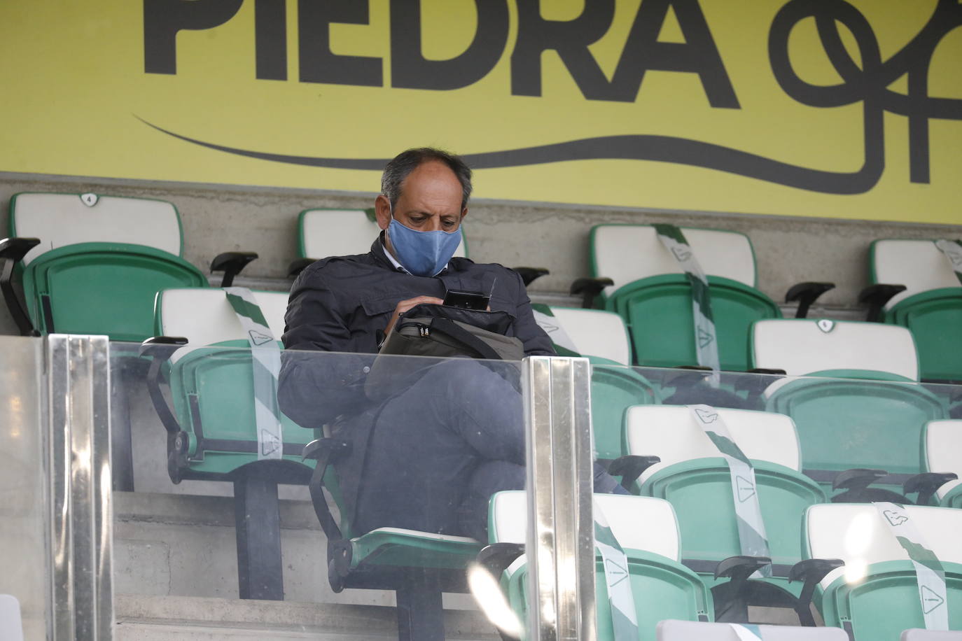 El gélido ambiente del Córdoba CF - Recreativo Granada a puerta cerrada, en imágenes