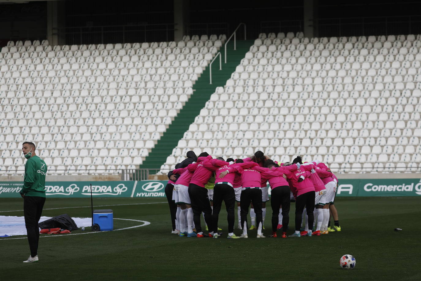 El gélido ambiente del Córdoba CF - Recreativo Granada a puerta cerrada, en imágenes