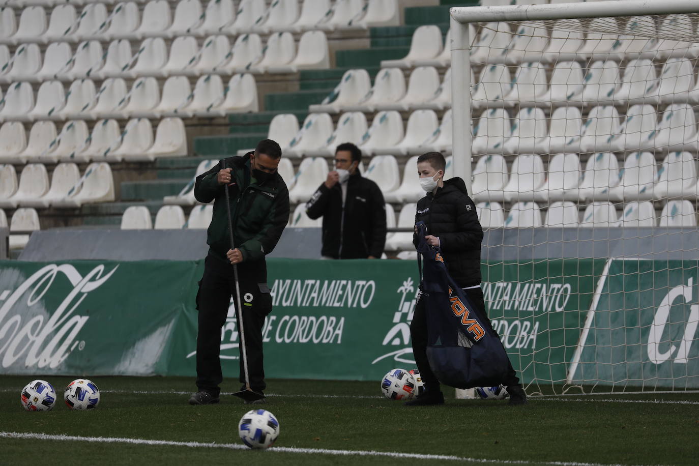 El gélido ambiente del Córdoba CF - Recreativo Granada a puerta cerrada, en imágenes