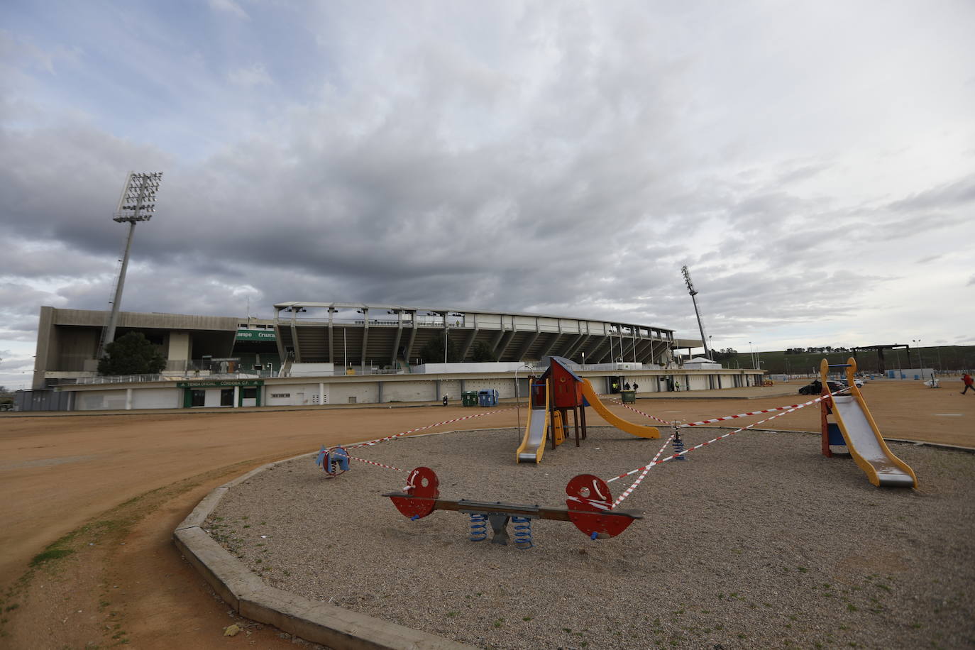 El gélido ambiente del Córdoba CF - Recreativo Granada a puerta cerrada, en imágenes