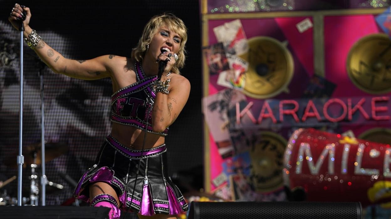 De Miley Cyrus a Madonna: los looks más icónicos de la Super Bowl