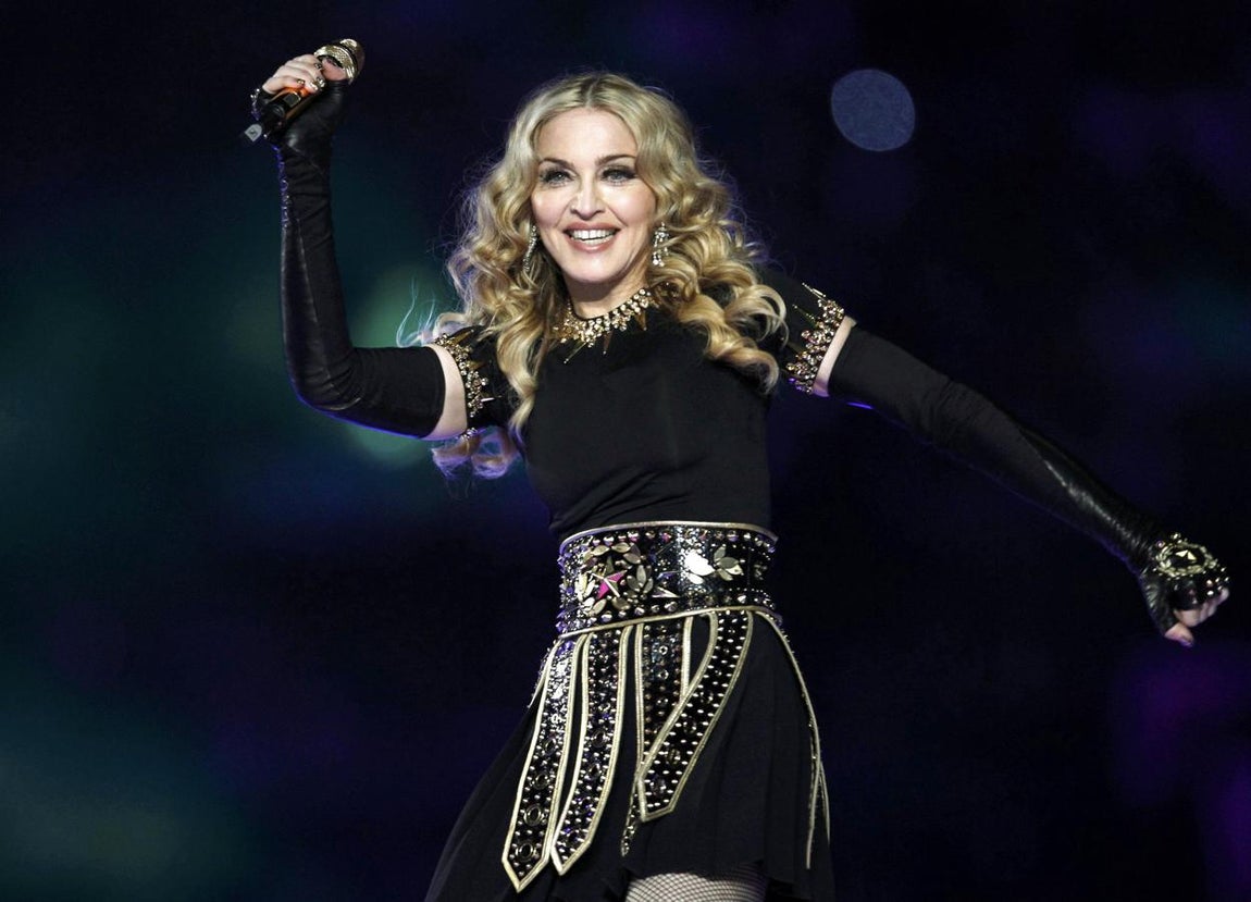 Madonna - 2012. La reina del Pop recurrió al negro infalible de la mano de Riccardo Tisci, que por aquel entonces era el director creativo de Givenchy. El minivestido tomaba como referencia los patrones típicos de los trajes de los gladiadores, donde no faltaba un fajín con bordados dorados y detalles metalizados en las tablas de la falta, mangas y cuello.