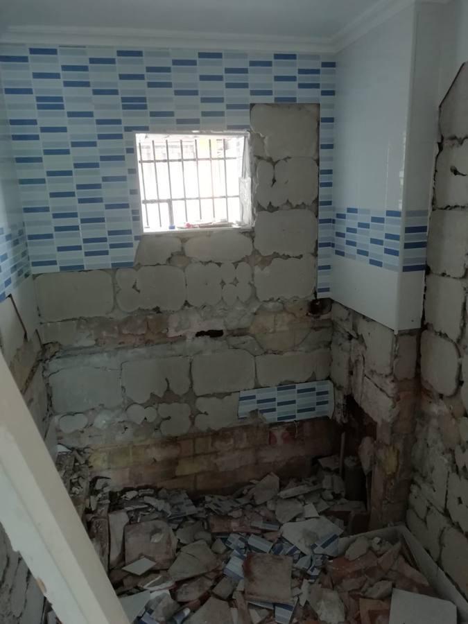 Las imágenes de los destrozos en un piso social de la Junta de Andalucía en el Polígono Sur en Sevilla