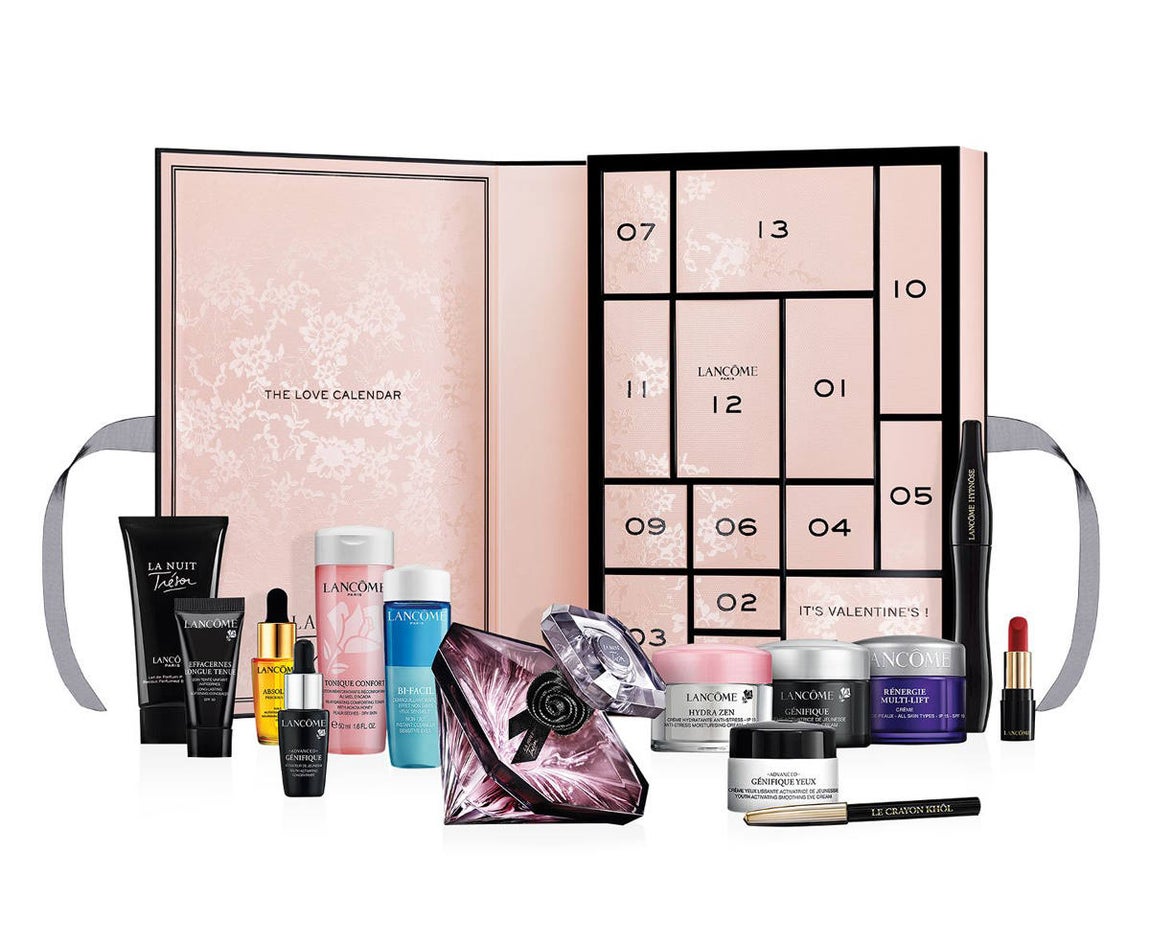 Calendario del amor con 14 productos icónicos de Lancôme, entre ellos tónico facial Confort, suero Génifique, Contorno de ojos Génifique Advanced, Crema Hidrazen y máscara de pestañas Hypnose. Es el Love Calendar de La Nuit Trésor de Lancôme (80 €).. 