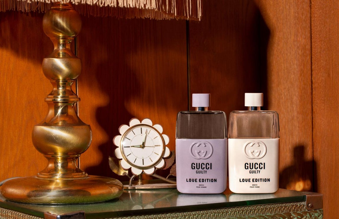 De edición limitada. Gucci presenta las fragancias Gucci Guilty para él y para ella en dos nuevos frascos de edición limitada, diseñados para convertirse en una moderna declaración de pasión, las fragancias Love Edition están dedicadas a amantes excéntricos que expresan su conexión sin las reglas y definiciones marcadas por la sociedad. Con un poema de amor grabado en la parte posterior del frasco, para él los florales blancos con tonos miel enriquecen las notas del aroma de Orange Blossom Absolute y Lavanda Francesa, la misma flor que el mítico playboy Casanova usó para perfumar sus cartas de amor; mientras que para ella, la lila contrasta con las notas de rosas y violetas y se superpone con aceite de geranio para crear una mezcla floral matizada y personal. Precio: 95€ / 90 ml.