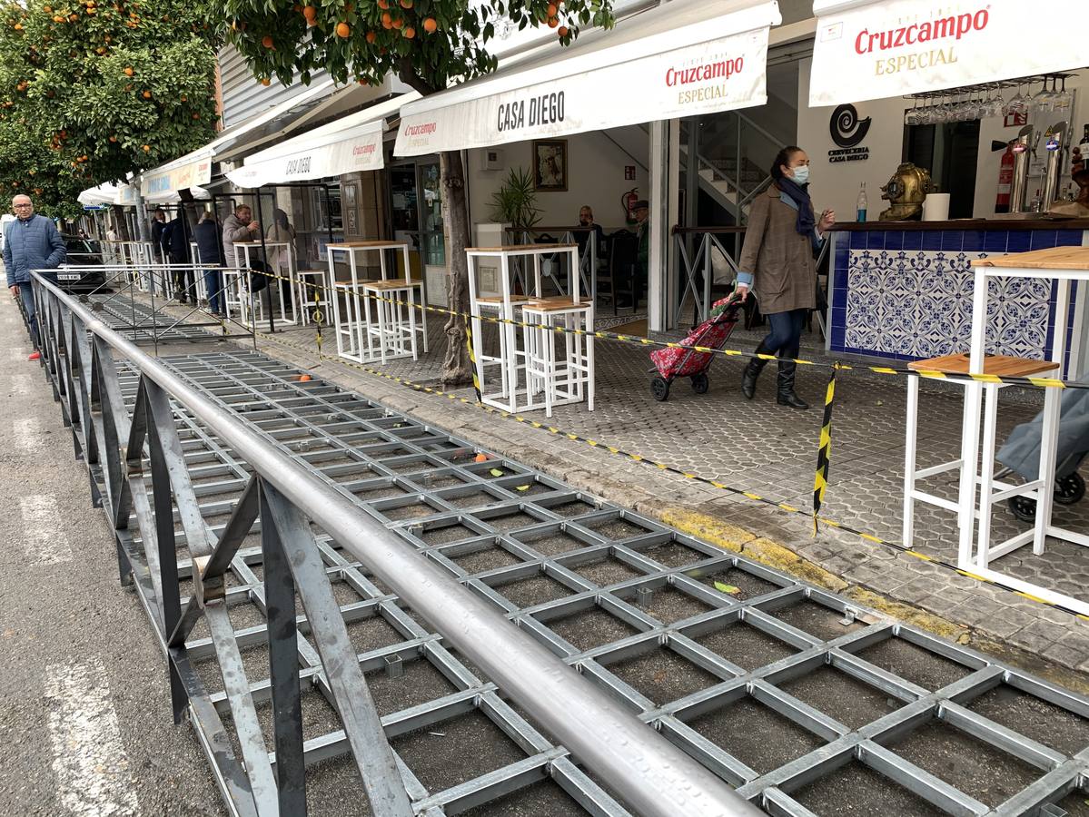 Plataformas para veladores en algunos bares de Sevilla