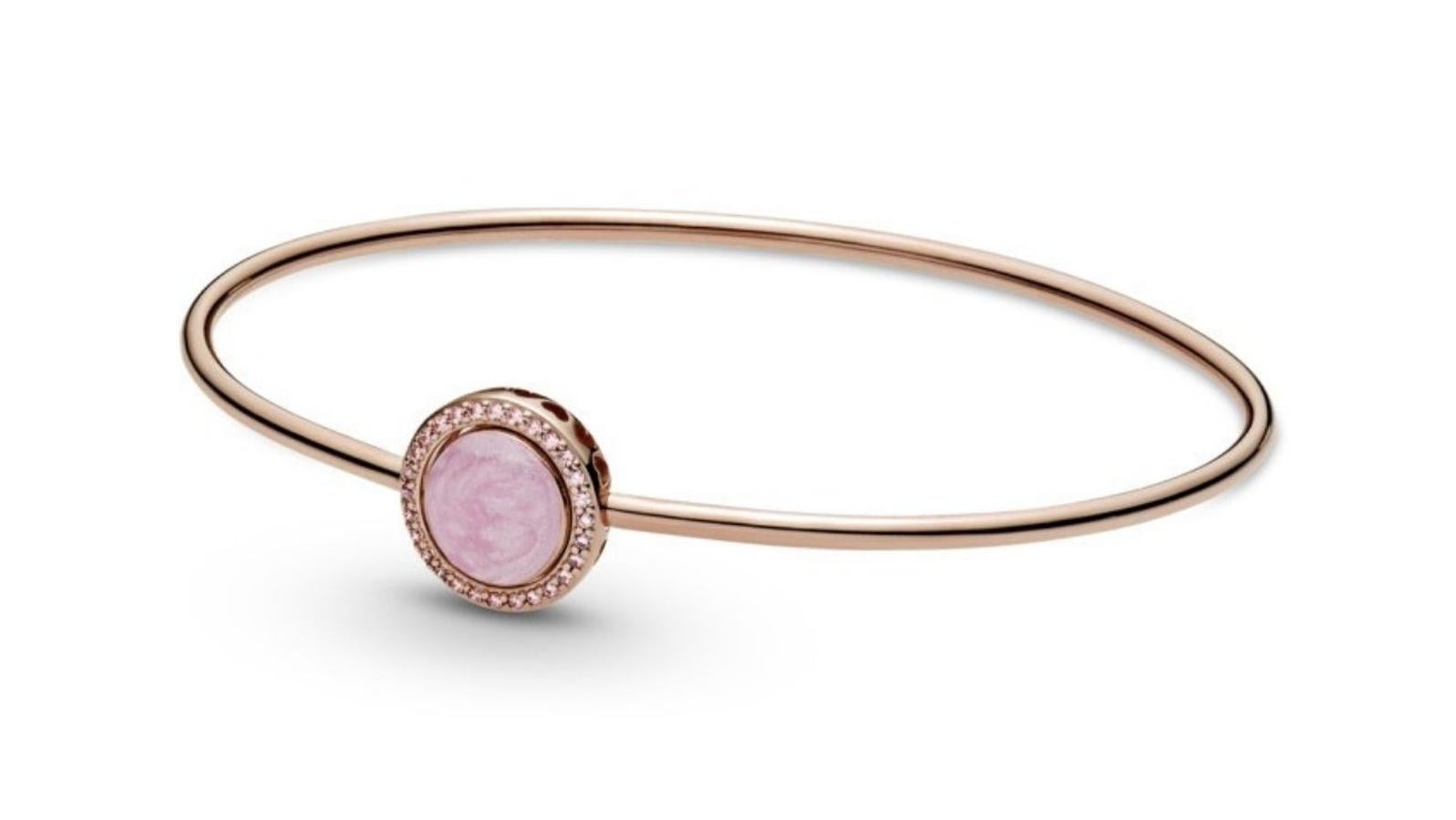 Pandora – Joyas sofisticadas para acertar en San Valentín. Ideal para todos aquellos que prefieren un acabado minimalista. El modelo Remolino Rosa está formado por una aleación única de metales con un recubrimiento de oro de segunda ley de 14 quilates adornado con esmalte rosa. Precio: 150€.