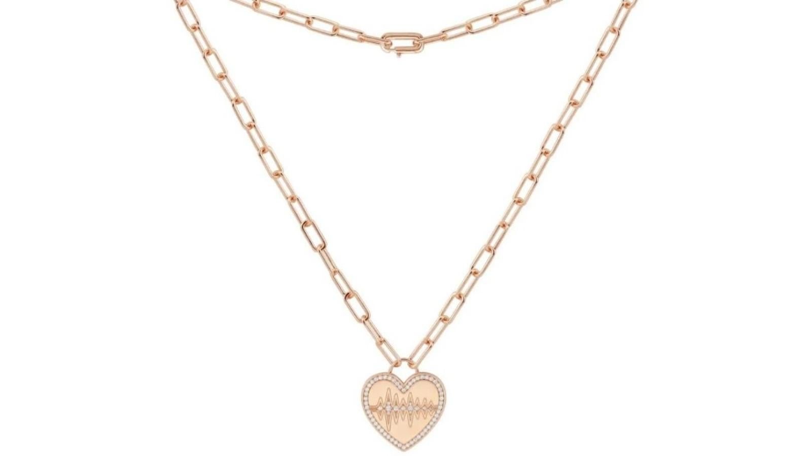 Apm Monaco – Joyas sofisticadas para acertar en San Valentín. Esta firma en apenas dos años ha logrado consolidarse como una de las favoritas de modelos, actrices e influencers. Destaca este collar realizado a mano con plata de ley y bañado en oro rosa con un micropavé de circonitas blancas que simboliza el latido de un corazón. Precio: 220€.