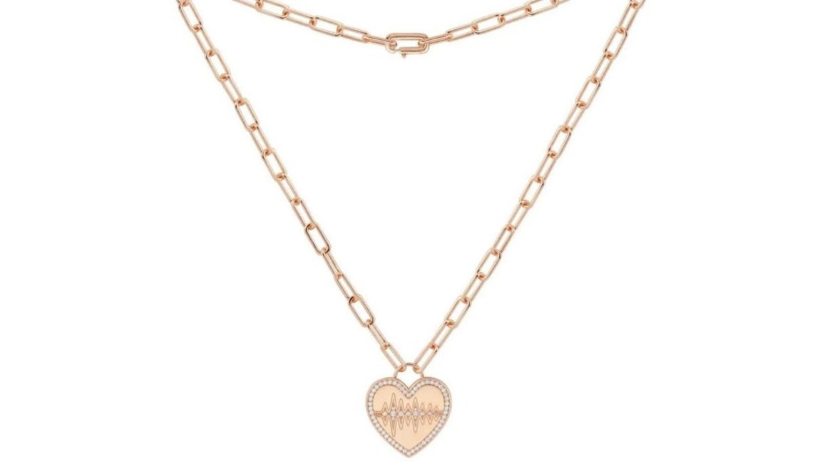 Apm Monaco – Joyas sofisticadas para acertar en San Valentín. Esta firma en apenas dos años ha logrado consolidarse como una de las favoritas de modelos, actrices e influencers. Destaca este collar realizado a mano con plata de ley y bañado en oro rosa con un micropavé de circonitas blancas que simboliza el latido de un corazón. Precio: 220€.