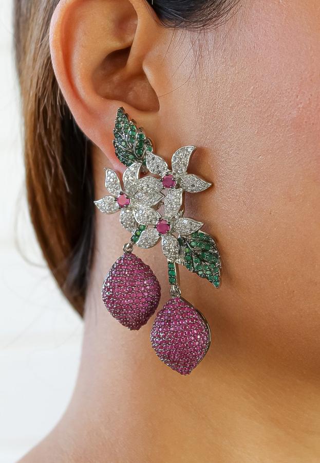 Bombay Sunset – Joyas sofisticadas para acertar en San Valentín. Los que buscan una pieza que contribuya a un acabado más opulento pueden decantarse por estos grandes pendientes de plata con circonitas verdes, blancas y fucsia, de Bombay Sunset. Precio: 145€.