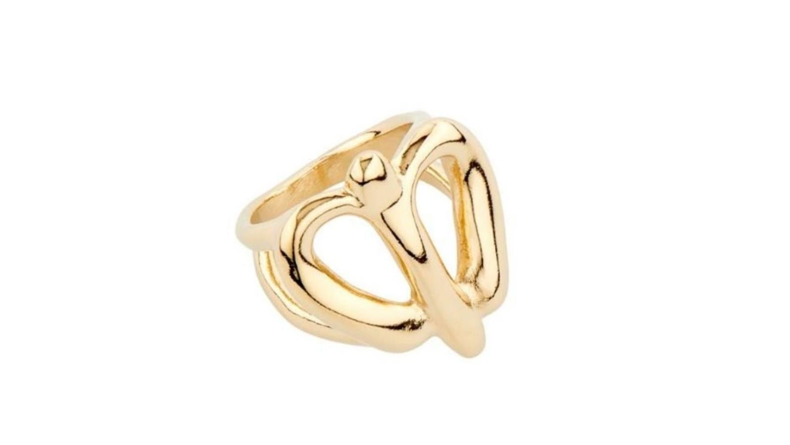 Unode50 – Joyas sofisticadas para acertar en San Valentín. Romántico anillo de metal bañado en oro y con forma de corazón. Toda una declaración de intenciones. Un accesorio que podrás lucir a diario y que se convertirá en el regalo de la persona más especial. Diseñado por UNOde50 en España y realizado siguiendo un proceso 100% artesanal. Anillo fly baby fly, de Unode50. Precio: 129€.