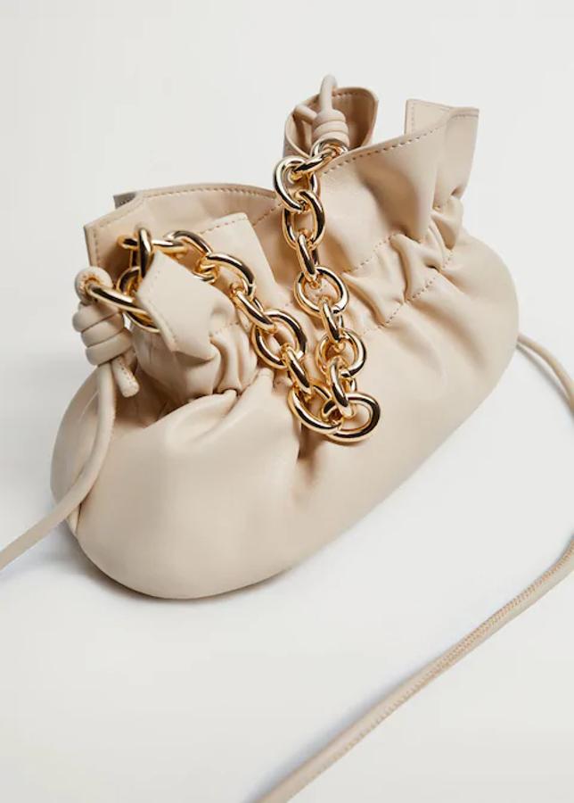 Bolso saco con cadena en color crudo de Mango (precio: 25,99€)