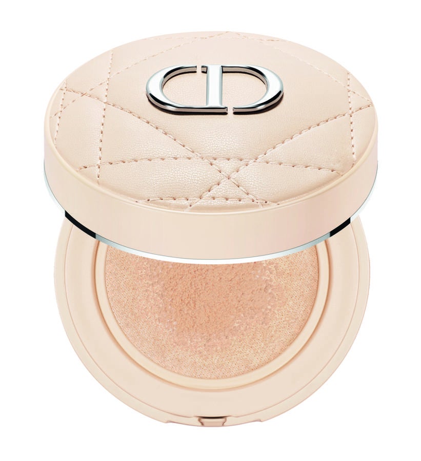 Polvos sueltos Dior Forever Cushion Powder, presentados en un precioso estuche costura, acolchado, ideal para llevar en el bolso (precio: 59€)