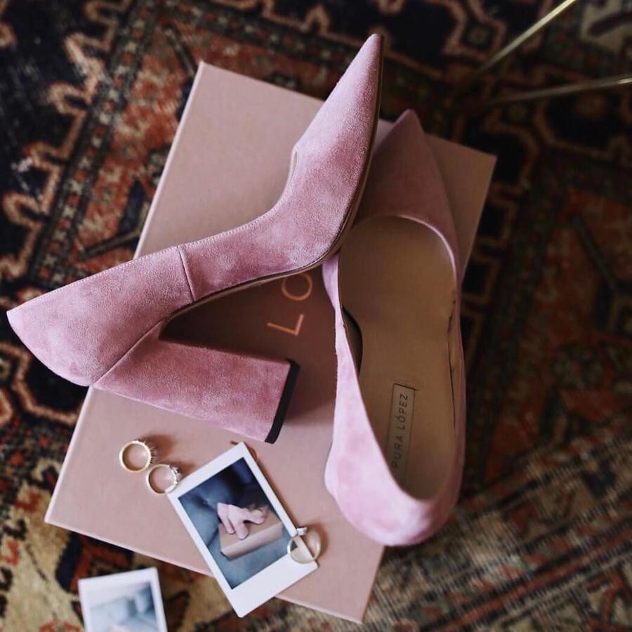 Zapatos de salón de tacón alto en ante rosa, modelo Janie de Pura López (precio: 200€)
