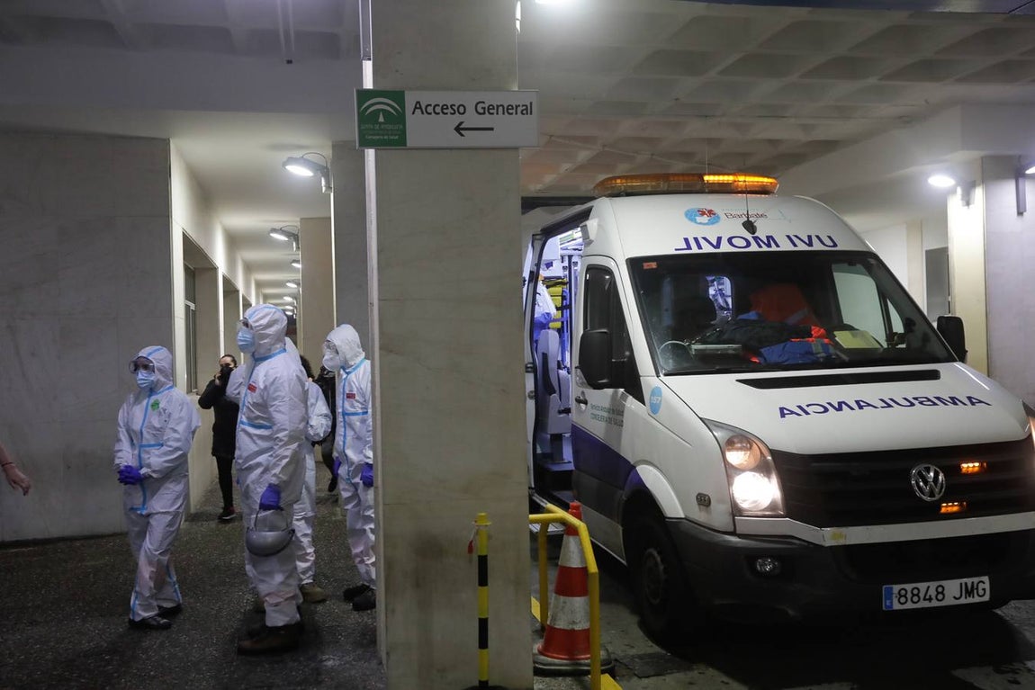FOTOS: Así ha sido el incendio en el hospital Puerta del Mar de Cádiz