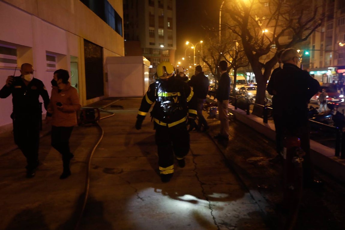 FOTOS: Así ha sido el incendio en el hospital Puerta del Mar de Cádiz