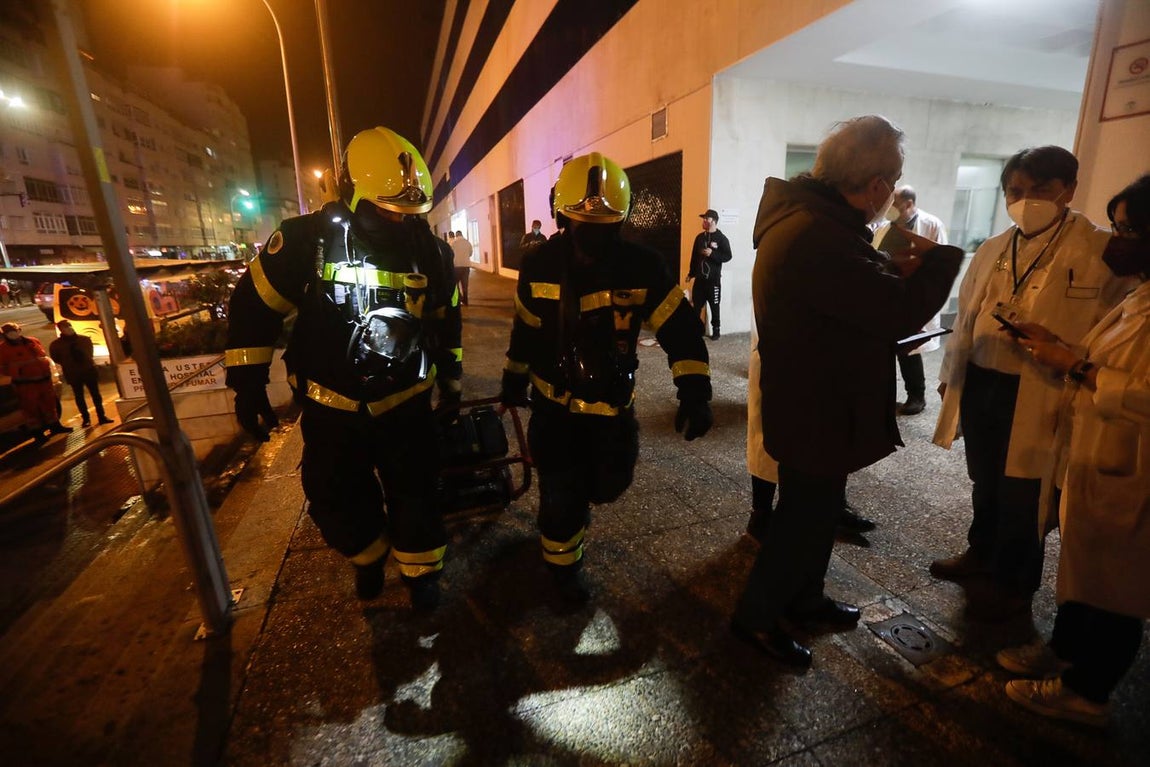 FOTOS: Así ha sido el incendio en el hospital Puerta del Mar de Cádiz