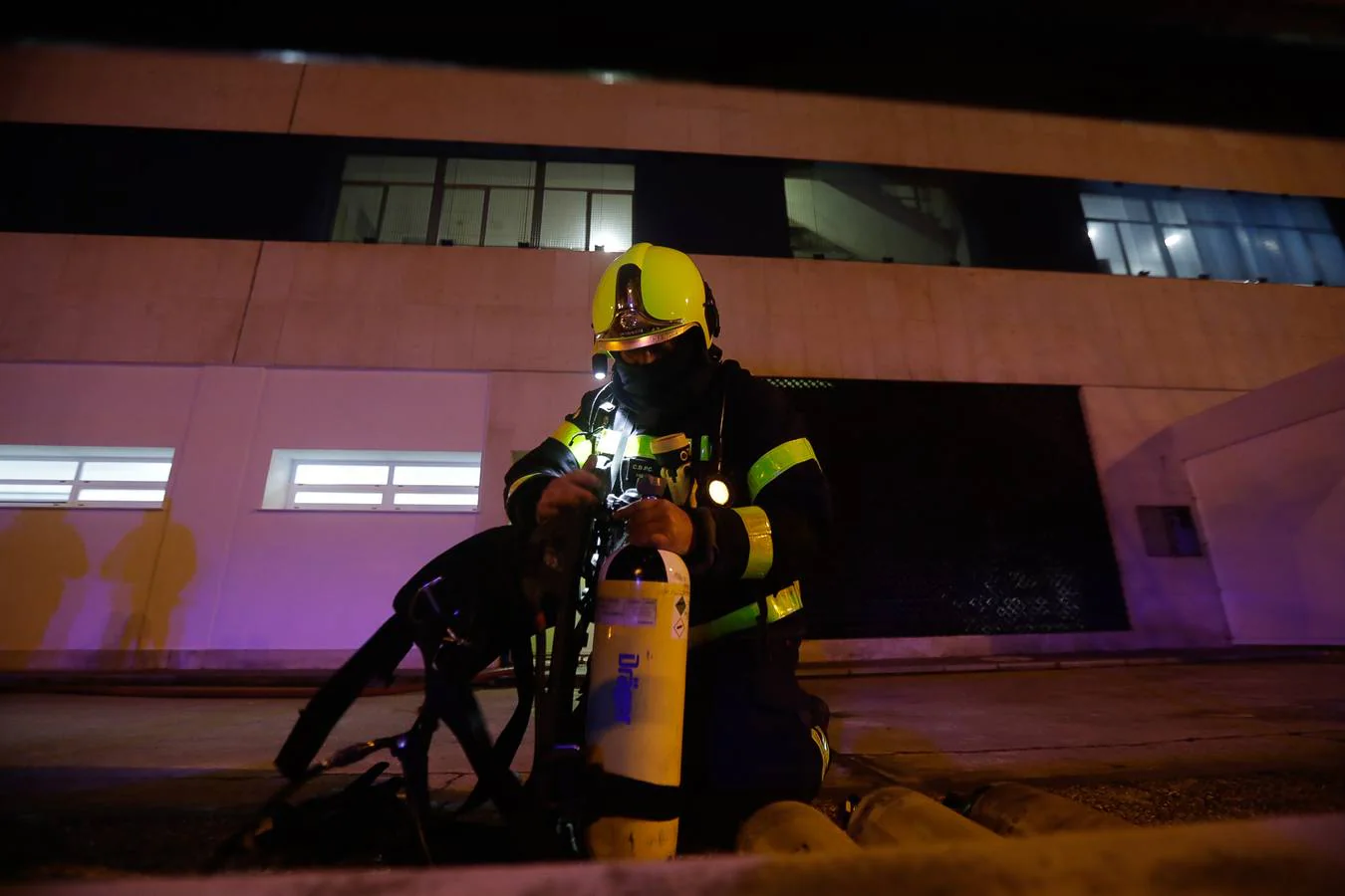 FOTOS: Así ha sido el incendio en el hospital Puerta del Mar de Cádiz