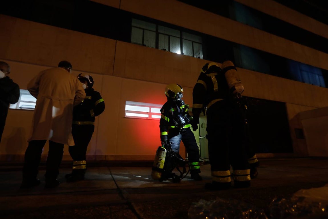FOTOS: Así ha sido el incendio en el hospital Puerta del Mar de Cádiz