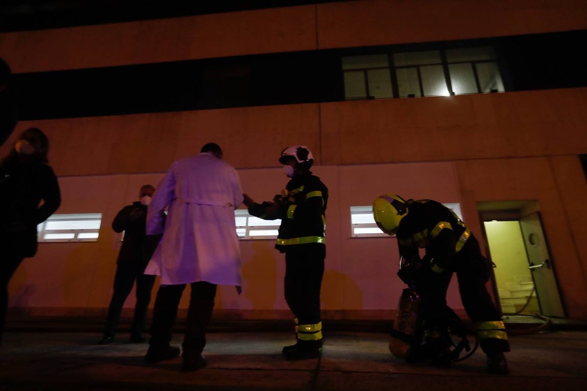 FOTOS: Así ha sido el incendio en el hospital Puerta del Mar de Cádiz