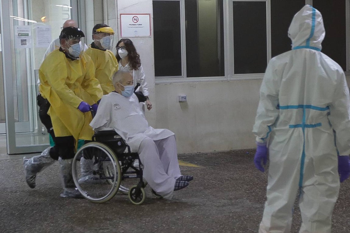 FOTOS: Así ha sido el incendio en el hospital Puerta del Mar de Cádiz