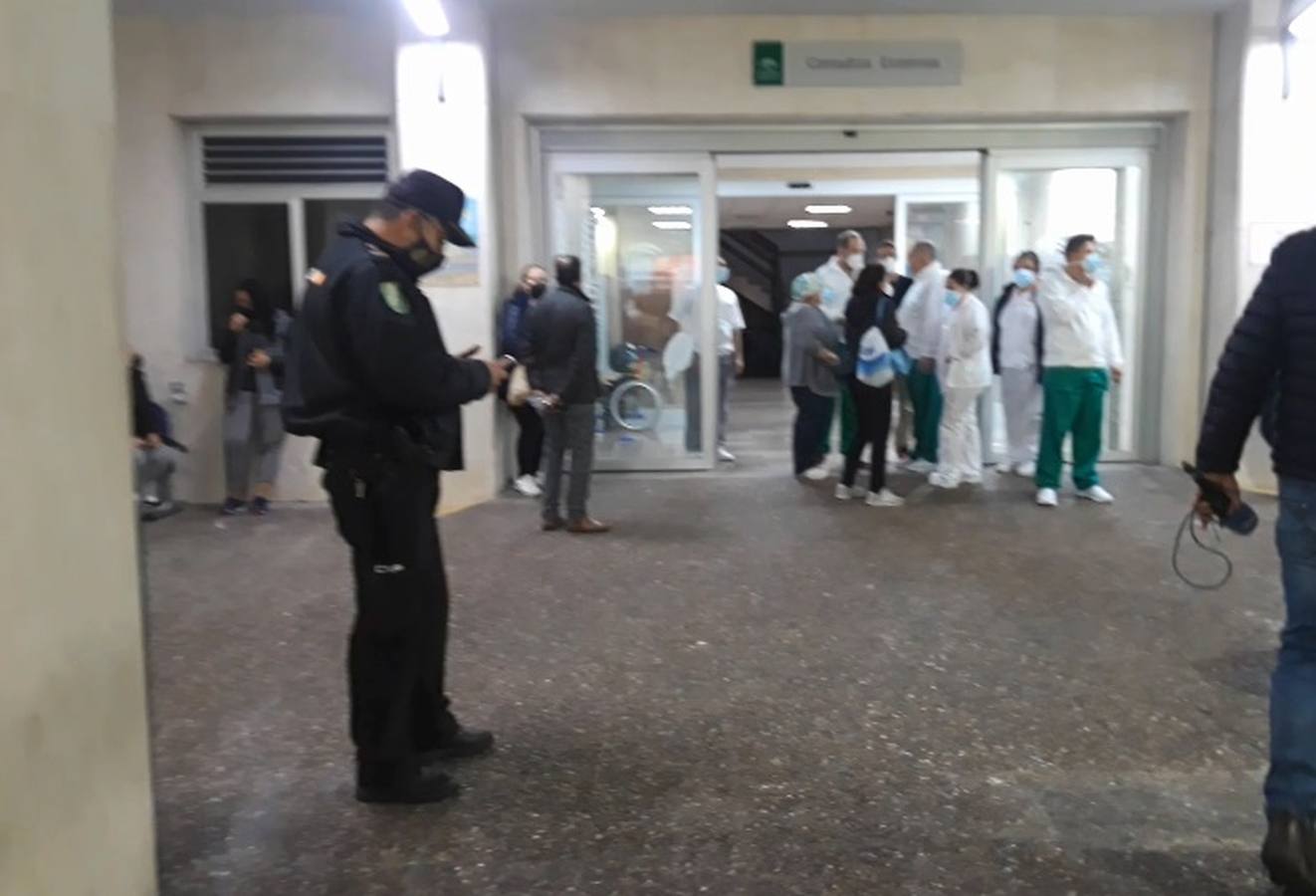 FOTOS: Alarma en Cádiz por un incendio en el hospital Puerta del Mar