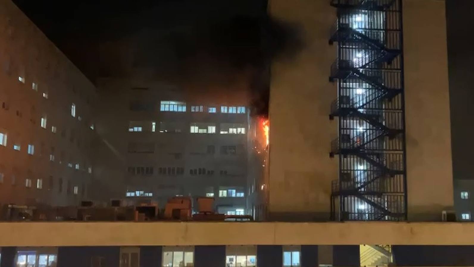 FOTOS: Alarma en Cádiz por un incendio en el hospital Puerta del Mar