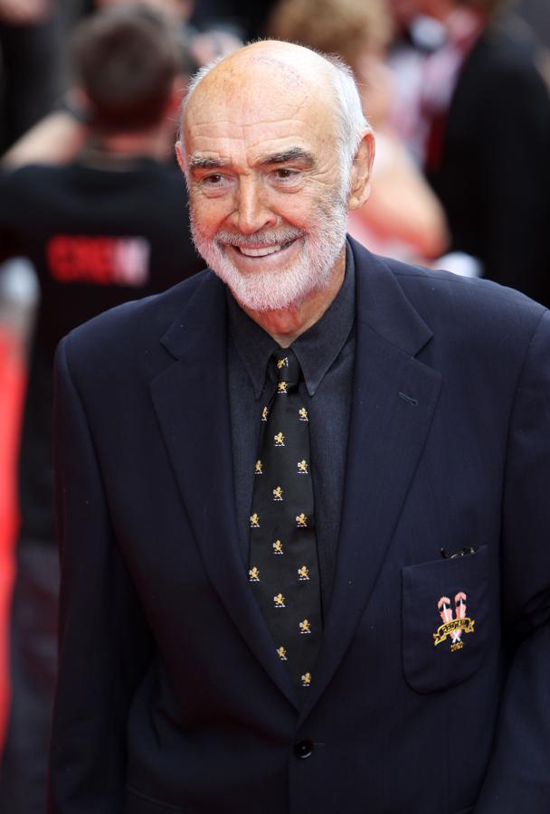 Sean Connery. El desaparecido actor es uno de esos ejemplos de superación que inspiran a los que buscan cumplir sus sueños. Cuando era muy joven trabajó como lechero repartiendo los botellines en las casas para después dedicarse a pulir ataúdes en una funeraria. Pero eso no es todo, también ejerció de albañil durante tres años, hizo las veces de socorrista y gracias a su esbelto físico logró posicionarse en tercer lugar en 1950 en el certamen de ‘Mister Universo’.